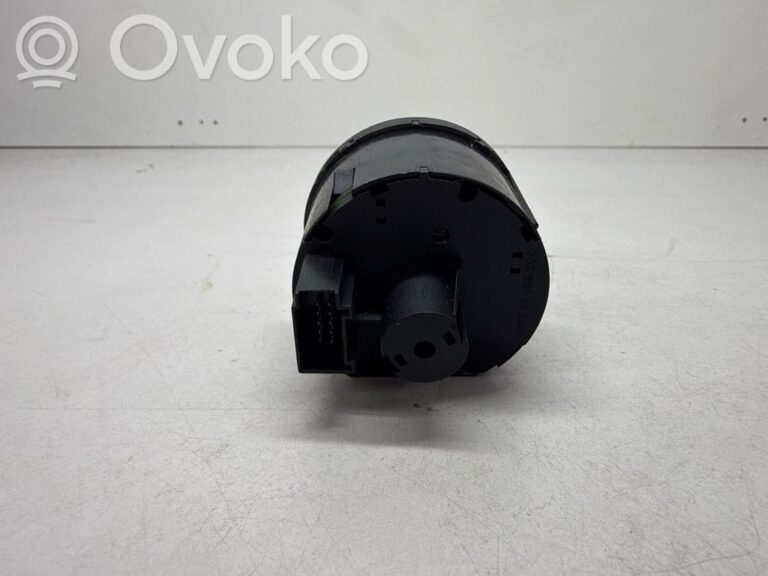2357ed5ed31226fa5bfe89d6c94592ed-b1f216dea0ba5869994559ed5996d42d_light_switch