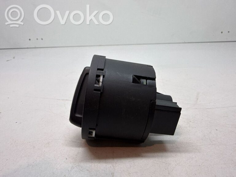 25b726b92a3d16d3fa3e5f5b3bfdaf20-15cec39e430978bfecaa5ce5466d110a_light_switch