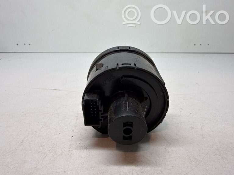99b9585ada4376f8be1eb96dd1dba22e-674793b9a609ecfcfe4e2a4600db5feb_light_switch