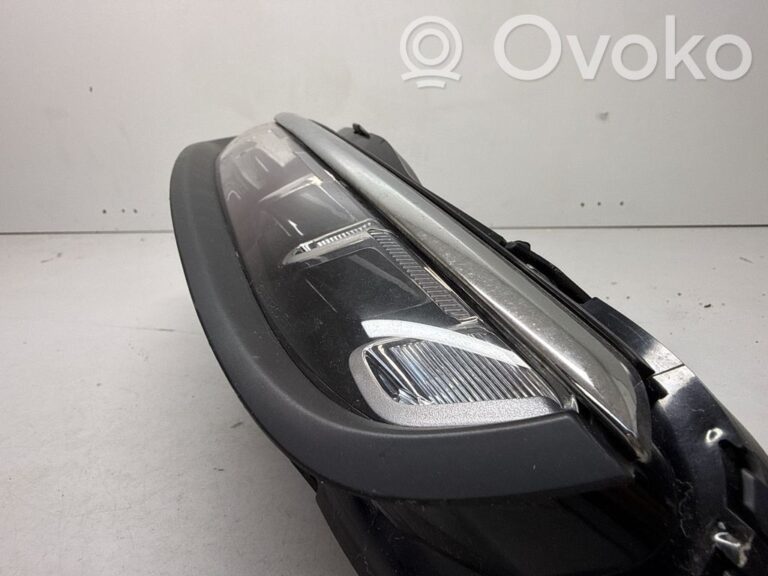 aee65d5a84f6c56e57956e629f9ec938-ba1fb95287566ead515e488520f6d9d5_rear_tail_lights