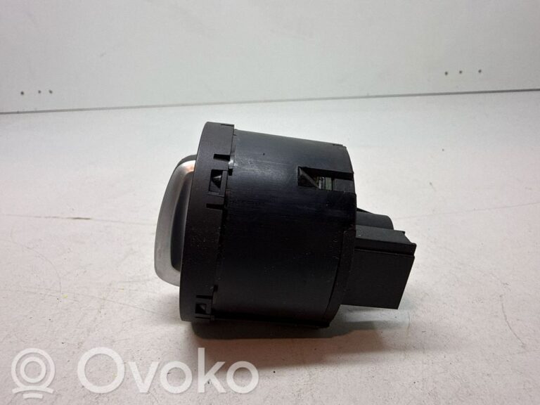 df0cf7fc5c5229e57565a2fed5565faa-02d5f3347b3833f46d578e9c1059bd54_light_switch