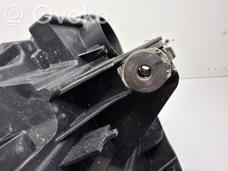 e93c19cdbf87fb11d2fd6c82e5393d31-98373ed15472f7e93c76e130352fae11_headlight_headlamp