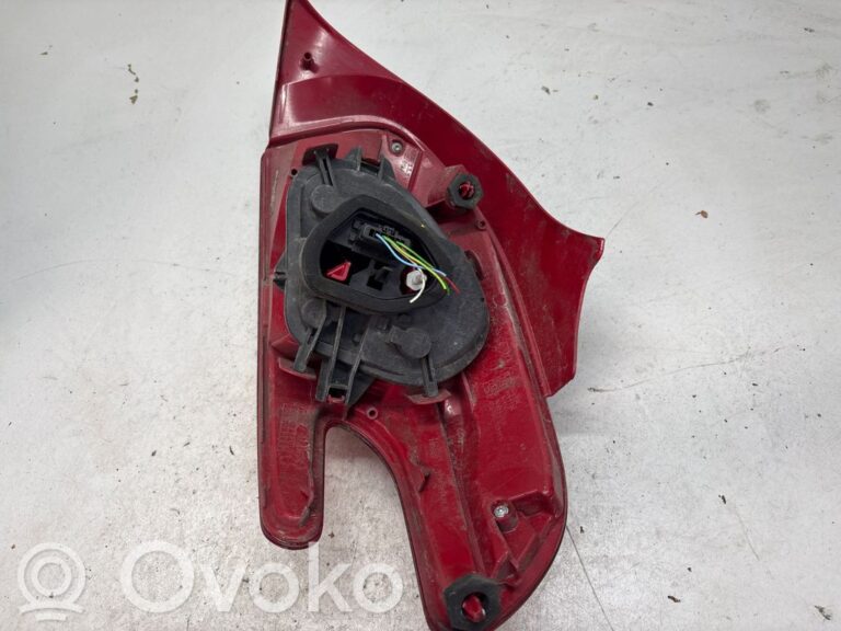 0e855de97c1cada610a71a5892633e26-61ed2e00f6a12954f6a8b9d7e8c9347a_rear_tail_lights