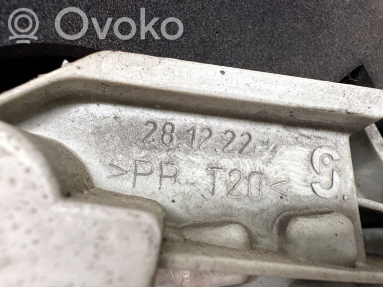 3761bc8ae354a6a8f516370599b0298d-622002d33dfdeff4e2bf9a8b55cb973b_tail_light_bulb_cover_holder
