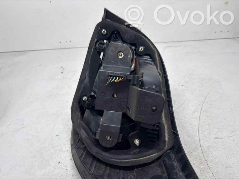 789dc6ee929c768115ddce999b61dcd5-fd513250d3ec49fe84cc9c19792c4e71_rear_tail_lights