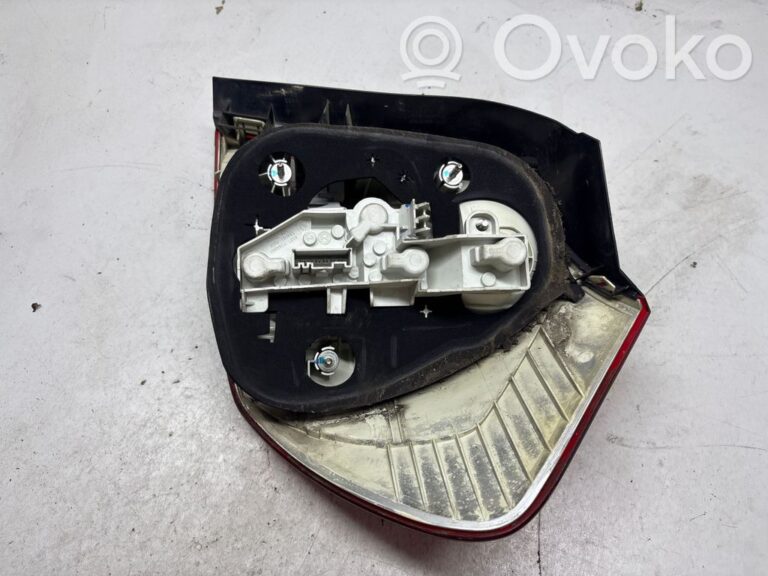 a7ef44b3279556acaff91296f14073c4-4173bdb913d25c5a65761f6ef9d53845_tail_light_bulb_cover_holder