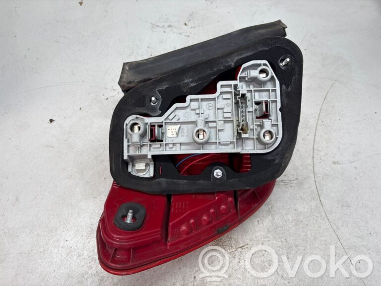 c1715918d3aa96ba0cd99a5c54e12119-51b75231daac61e13dba2a41440209a9_rear_tail_lights