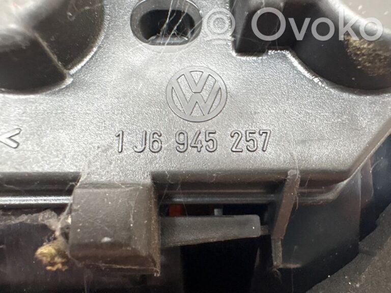 d42ccbc25b3e4d0e539cff9c5a148efd-e5ad2f1b421cc60c41ad6810e17cfd16_tail_light_bulb_cover_holder