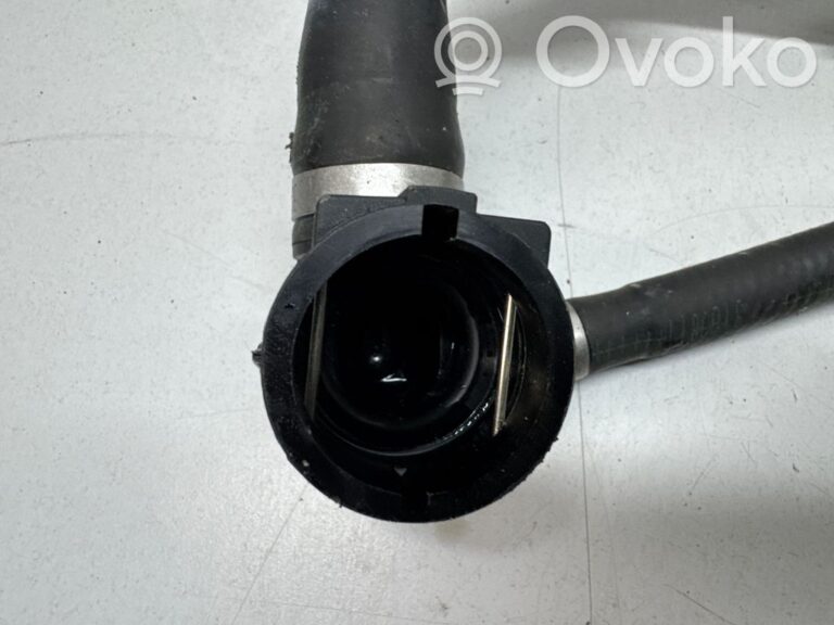 Tuyau de liquide de refroidissement moteur