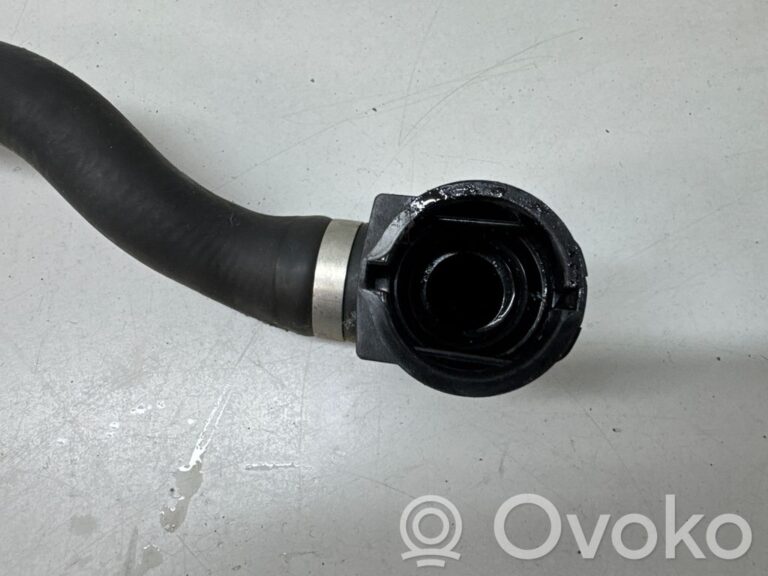 Tuyau de liquide de refroidissement moteur