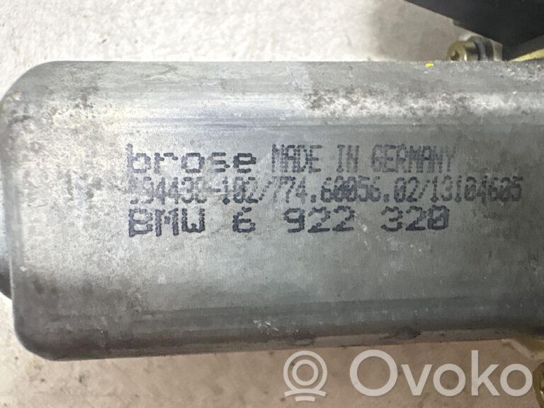 Mécanisme lève-vitre de porte arrière avec moteur