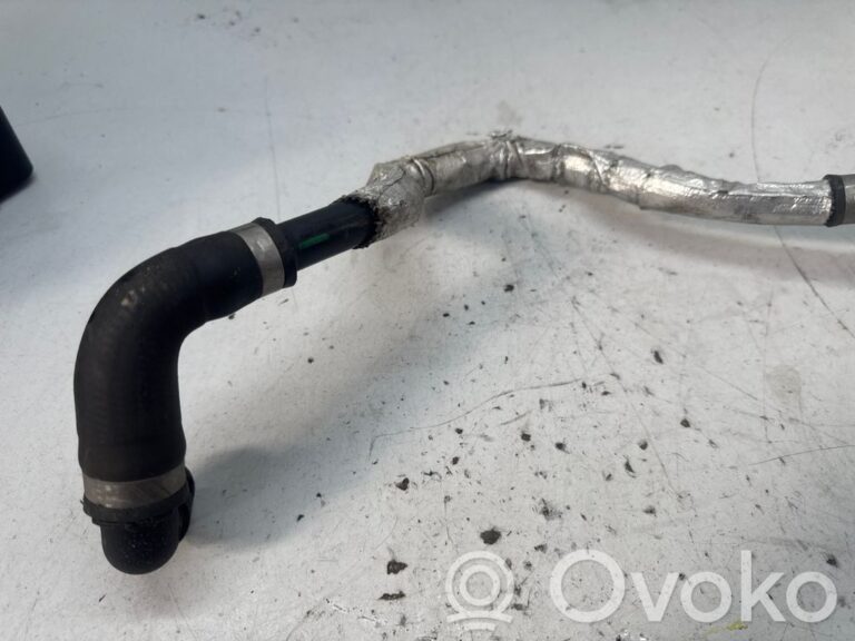 Tuyau de liquide de refroidissement moteur